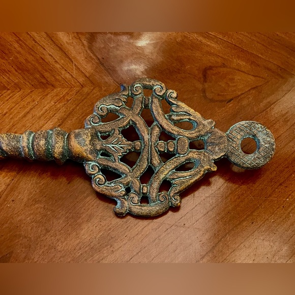 VTG Rustic 16” Cast Iron Decorative Patina Skeleton Key Heavy Medal Wall Decor - Picture 6 of 10